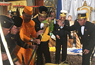 Suasana upacara adat Mendirikan Ayu sebagai tanda dimulainya pesta adat Erau 2011