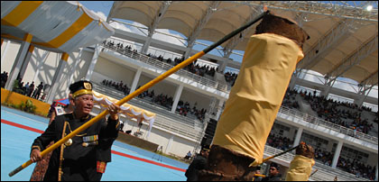 Gubernur Awang Faroek menyalakan sebuah brong besar saat membuka Erau 2011 di Stadion Madya Aji Imbut, Tenggarong Seberang, Minggu (03/07) siang