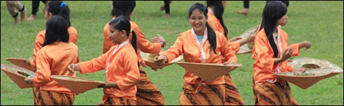 Aksi sejumlah penari saat melakukan gladi bersih tari massal pembukaan Erau 2012 di Stadion Rondong Demang