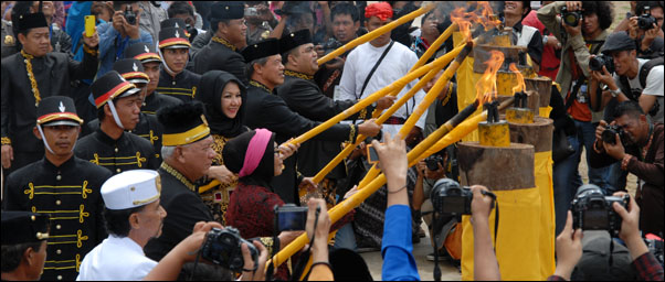 Para pejabat dan Putra Mahkota Kesultanan Kutai menyalakan brong menandai pembukaan Erau Adat Pelas Benua dan International Folklore & Art Festival 2013