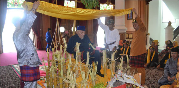 Suasana upacara adat Beluluh terhadap Sultan Kutai HAM Salehoeddin II yang digelar di Kedaton Kutai Kartanegara, Tenggarong, Rabu (11/06) pagi 