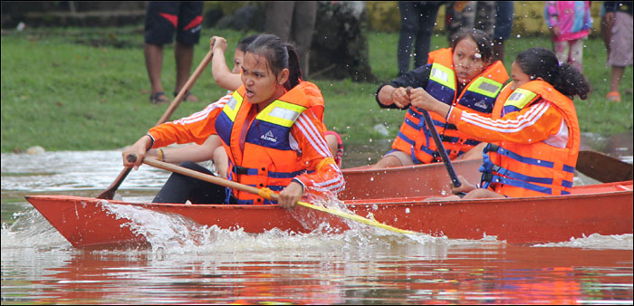 Para peserta putri bersaing di nomor 300 Meter Beregu Putri pada babak penyisihan Lomba Gubang Lunas
