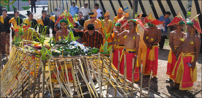 Suasana upacara adat Menjamu Benua di depan Museum Mulawarman, Tenggarong, Rabu (03/06) sore 