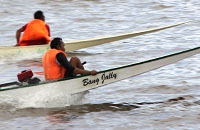 Dua peserta lomba perahu ketinting saling beradu kecepatan di sungai Mahakam 