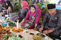 Bupati Rita Widyasari menikmati hidangan Beseprah bersama Ketua DPRD Kukar Salehuddin