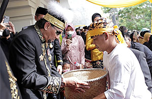 Sultan Kutai H Adji Muhammad Arifin menerima sesembahan dari kelompok Remaong Kutai