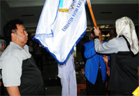 Bupati Rita Widyasari menyerahkan bendera organisasi kepada Ketua FK Metra Kukar 2012-2017 HAPM Haryanto Bachroel