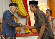 Pj Bupati Kukar Sulaiman Gafur didampingi Ketua FPMLK Rudiansyah menyerahkan kunci minibus secara simbolis kepada Sultan HAM Salehoeddin II