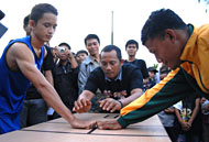 Lomba Saong Jari yang baru pertama kali dipertandingkan dalam Festival Tenggarong 2010