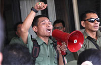 Ketua FTHK Ali Rohman saat berorasi dalam aksi unjuk rasa di gedung DPRD Kukar beberapa waktu lalu