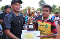 Ketua PSSI Kukar Salehuddin menyerahkan trofi Juara I kepada kapten tim SSA Dispora Kukar