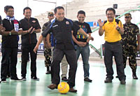 Ketua Arema Kota Raja Sarkowi V Zahry menendang bola perdana saat membuka turnamen Arema Futsal Cup II