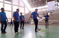 Ketua KNPI Kukar Junaidi melakukan tendangan perdana menandai dimulainya turnamen futsal KNPI Cup 2014