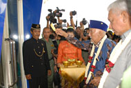 Sultan Kutai HAM Salehoeddin II melakukan ritual tepong tawar di depan pintu Stadion Madya Aji Imbut