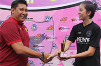 Sekretaris Umum Askab PSSI Kukar Aripin Noor HJ menyerahkan trofi Pemain Terbaik kepada kiper Internona, Veronica Rahel