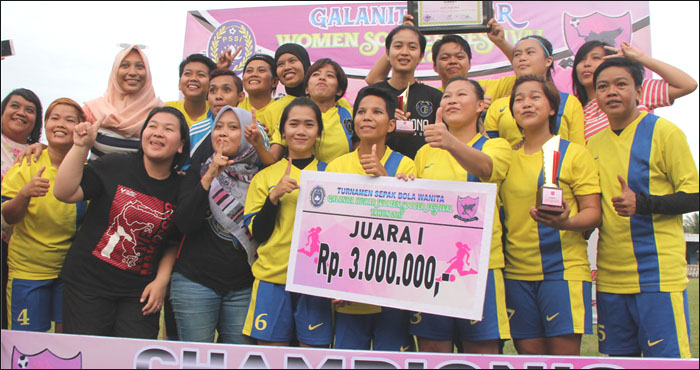 Tim Internona Samarinda tampil sebagai Juara I Galanita Kukar Women Soccer Festival 2017 di Tenggarong