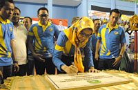 Bupati Rita Widyasari menandatangani prasasti peresmian gedung PBSI Kukar Prof Dr H Syaukani HR