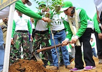 Bupati Rita Widyasari menanam bibit pohon menandai pencanangan Gerakan Penanaman 1 Milyar Pohon di Kukar 
