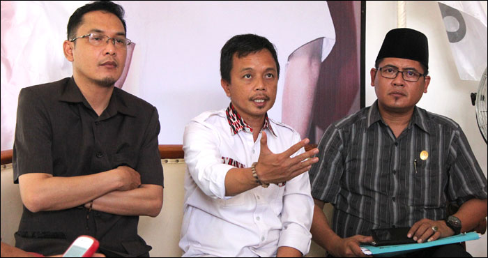 Ketua DPC Partai Gerindra Kukar, Rudiansyah (tengah), didampingi Alif Turiadi dan Jumarin Tripada  saat memberikan keterangan pers terkait penangkapan Anggota DPRD Kukar dari Fraksi Gerindra yang tersandung kasus narkoba