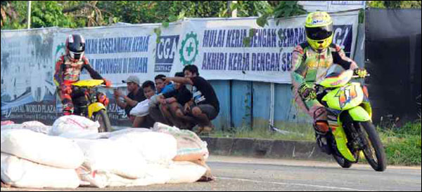 Beberapa peserta melakukan latihan resmi di sirkuit non permanen kawasan Jembatan Kartanegara, Tenggarong