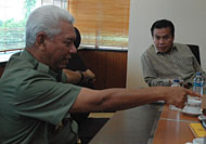 Gubernur Kaltim H Awang Faroek (kiri) memilih untuk tetap mempertahankan Pj Bupati Kukar hingga tahun depan