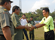 Asisten III Setkab Kukar HM Imron menyerahkan bola kepada wasit yang memimpin pertandingan sepakbola antara SMAN 1 Muara Jawa vs SMKN 1 Tenggarong