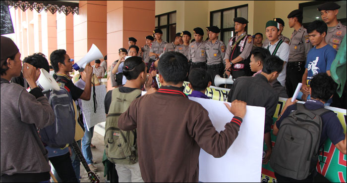 Suasana aksi unjuk rasa kader HMI Cabang Tenggarong di teras depan gedung DPRD Kukar, Tenggarong, Senin (02/05) siang 