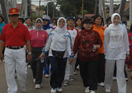 Kegiatan Jalan Santai dalam rangka peringatan Hari Ibu ke-81 diikuti ratusan warga Tenggarong