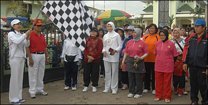 Ketua DPRD Kukar Rita Widyasari didampingi Asisten IV AR Ruznie Oms saat melepas peserta Jalan Santai