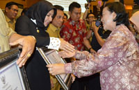 Bupati Kukar Rita Widyasari menerima piagam IGA 2013 yang diserahkan Sekjen Kemendagri Diah Anggraeni