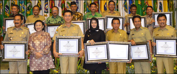 Bupati Kukar Rita Widyasari bersama kepala daerah lain di Indonesia yang menerima penghargaan nominator IGA 2013 dari Kementerian Dalam Negeri 