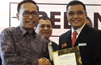 Presiden IMA M Arif Wibowo menyerahkan SK susunan pengurus IMA Chapter Kukar 2016-2018 kepada Hariyanto