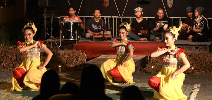 Penampilan grup Sama Etam turut menyemarakkan pagelaran seni Eroh Bebaya garapan IPM Kukar Yogyakarta