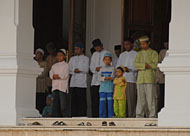 Luberan jamaah dari Masjid Jami' Hasanuddin melakukan Sholat Ied di teras Kedaton Kutai Kartanegara
