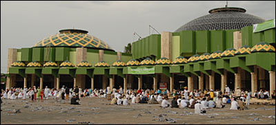 Sebagian jamaah masih bertahan di halaman Masjid Agung Sultan Sulaiman meski sebelumnya telah basah kuyup diguyur hujan