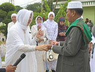 Bupati Rita Widyasari secara simbolis menyerahkan hewan qurban kepada Panitia Qurban Masjid Agung Sultan Sulaiman