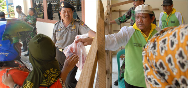 Distribusi daging kurban di Masjid Agung Sultan Sulaiman mendapat pengamanan dari personel Polsek dan Koramil Tenggarong