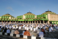 Suasana salat Ied di Masjid Agung Sultan Sulaiman yang meluber hingga ke halaman parkir
