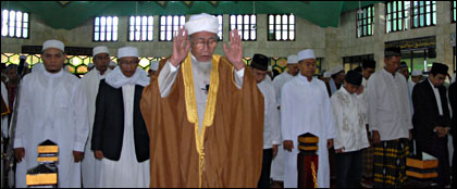 Ketua MUI Kukar KH Abd Wahab Syahranie memimpin pelaksanaan salat Ied di Masjid Agung Sultan Sulaiman