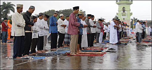 Meski diguyur hujan deras, jamaah tetap khusuk melaksanakan salat Ied di halaman Masjid Agung Sultan Sulaiman, Tenggarong