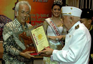 Dirjen Pengembangan Destinasi Pariwisata Kementrian Budaya dan Pariwisata RI, Firmansyah Rahim (kiri), menerima cenderamata berupa replika Lembuswana dari Sultan Kutai H Adji Mohd Salehoeddin II