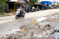 Kondisi jalan Loa Janan-Loa Kulu yang berstatus jalan negara membuat Pemkab Kukar tak memiliki kewenangan untuk lakukan perbaikan
