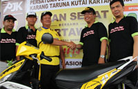 Peserta jalan sehat, Saili, menerima hadiah utama berupa 1 unit sepeda motor yang diserahkan secara simbolis oleh Camat Tenggarong Mulyadi