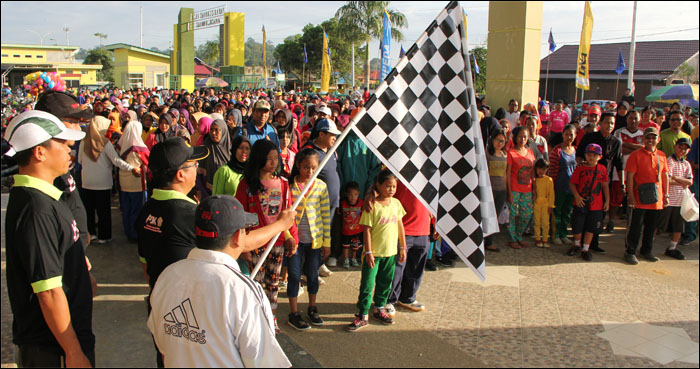 Pelepasan peserta jalan sehat oleh Camat Tenggarong, Mulyadi, di halaman Pasar Mangkurawang, Tenggarong, Minggu (01/03) pagi