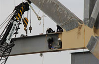 Para pekerja proyek pembangunan Jembatan Kartanegara saat merakit <i>tie beam</i>untuk lantai jembatan 