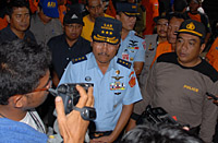 Kepala Basarnas Marsekal Madya Daryatmo didampingi Kapolres Kukar I Gusti KB Harryarsana saat memberikan keterangan kepada wartawan