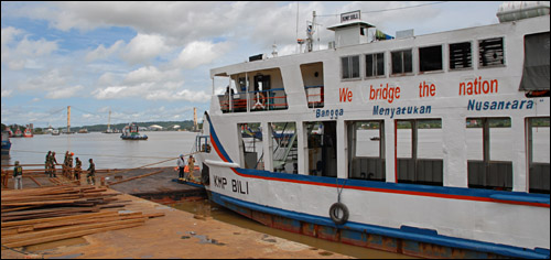 KMP Bili yang dipersiapkan pemerintah untuk melayani penyeberangan dari Tenggarong menuju Tenggarong Seberang pasca runtuhnya Jembatan Kartanegara