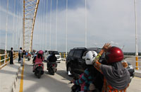 Untuk sementara, hanya kendaraan roda dua hingga roda enam yang diperkenankan melintasi Jembatan Kartanegara