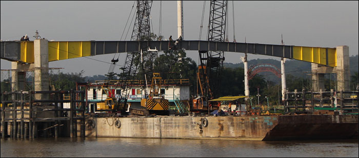 Pemasangan bentang utama jembatan Kumala akhirnya tuntas dikerjakan pada hari Jum'at (15/01) sore