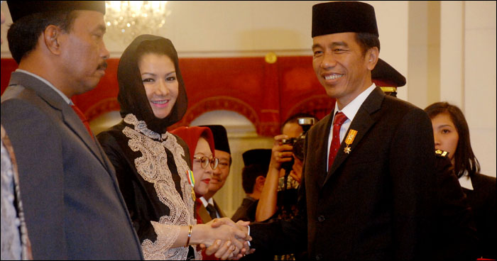 Senyum bahagia Bupati Kukar Rita Widyasari setelah menerima tanda kehormatan dari Presiden RI Joko Widodo di Istana Negara, Jakarta, Selasa (28/04) malam